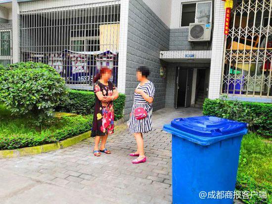 ▲樂山市某小區內，古某兩位鄰居正在談論古某的事