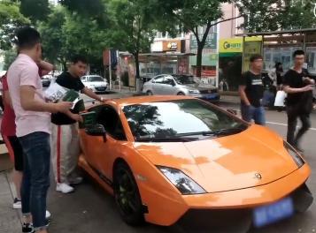 原標題：男生開蘭博基尼回母校賣洗發水：不開豪車沒吸引力