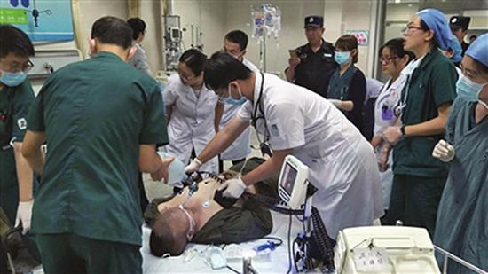 男子推著愛人去手術室時心臟驟停倒地，醫護合力急救。 醫院供圖