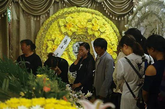 告別儀式上，村民自發(fā)組織來送他最后一程。