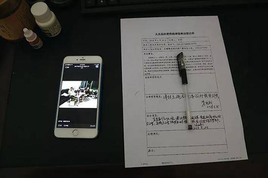  辦公桌上還放著王文貴簽署的文件和平時(shí)服用的藥物