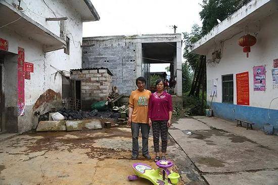 王文貴的幫扶貧村，他動(dòng)員大家買烤煙爐種烤煙，村民們慢慢致富，身后是村民買的烤煙爐。