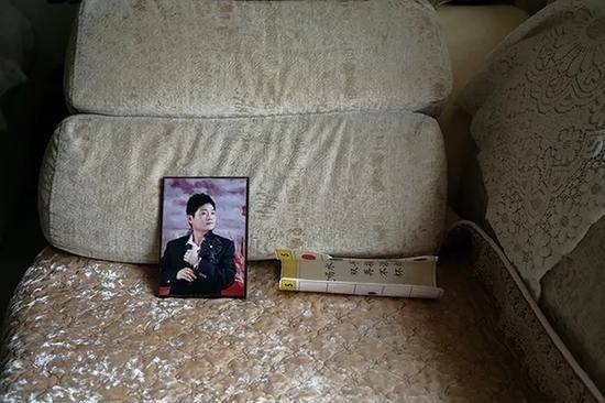 工作繁忙的王文貴生前很少拍照，結(jié)婚照是他給家里留下為數(shù)不多的照片之一。