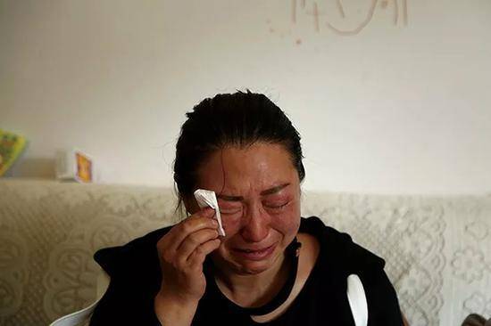 同為黨員的王文貴妻子，提起丈夫悲傷不已。