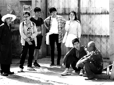 法律援助中心的同學到樂器廠進行現場調研