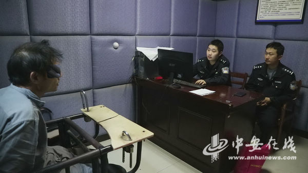 民警訊問傳銷集團骨干人員。