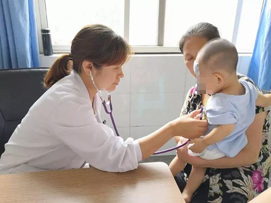 趙飛琴醫生在工作中