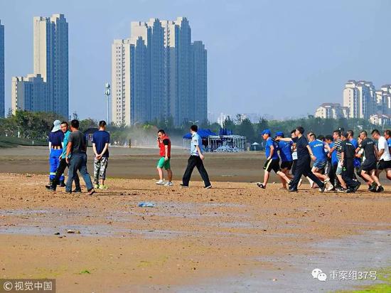 ▲8月6日，青島，雙胞胎女童打撈現場。8月5日在青島海邊游玩走失的北京8歲雙胞胎姐妹目前已找到。????圖/視覺中國