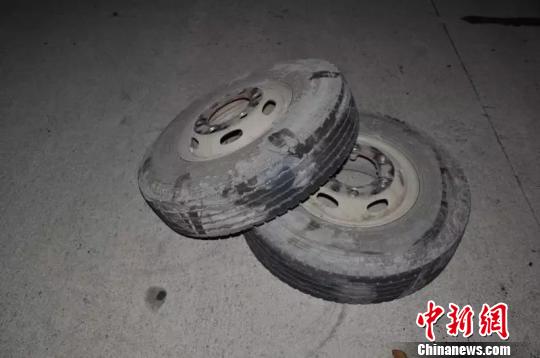 山西一貨車(chē)高速側(cè)翻上萬(wàn)斤雞蛋破損流成河