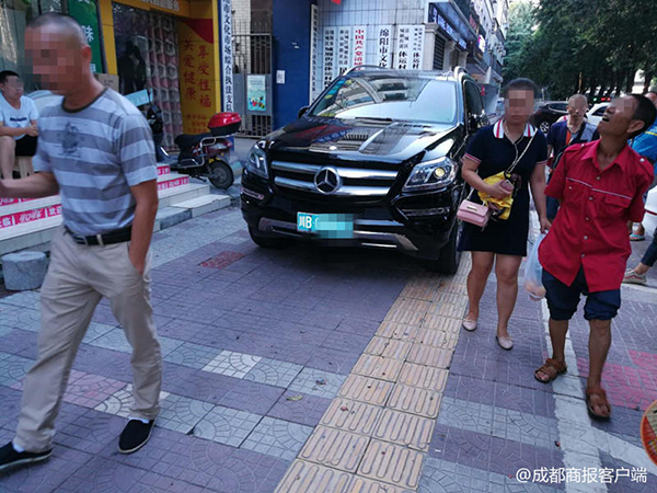  被砸中的奔馳車(chē)。