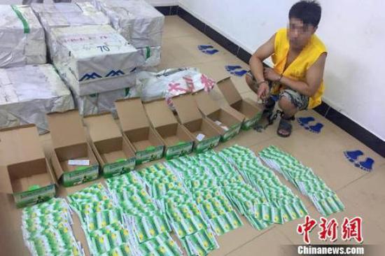 圖為犯罪嫌疑人及繳獲的毒品。海南省公安廳 供圖