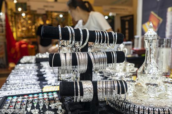 熊孩子買了很多銀手鐲，分給同學。（視覺中國）