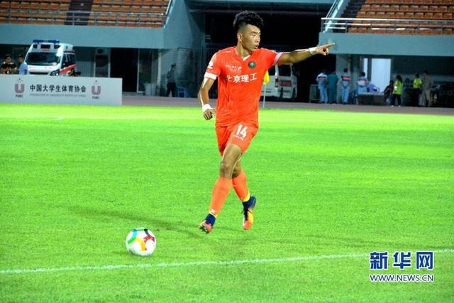 福建晉江：12支國內(nèi)高校足球隊(duì)角逐綠茵場(chǎng)【組圖】