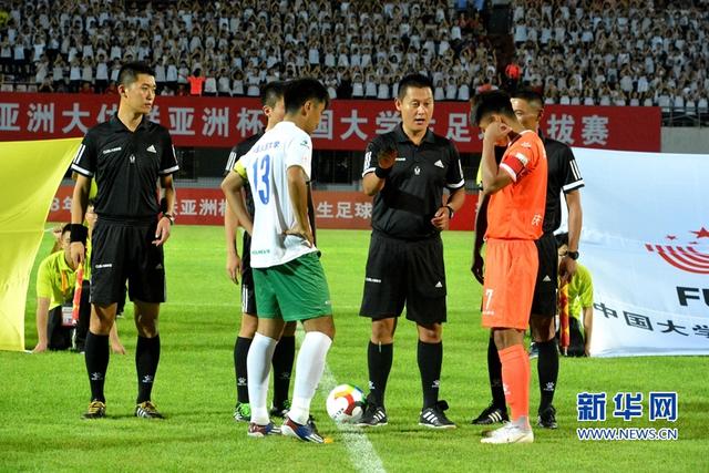 福建晉江：12支國內(nèi)高校足球隊(duì)角逐綠茵場(chǎng)【組圖】