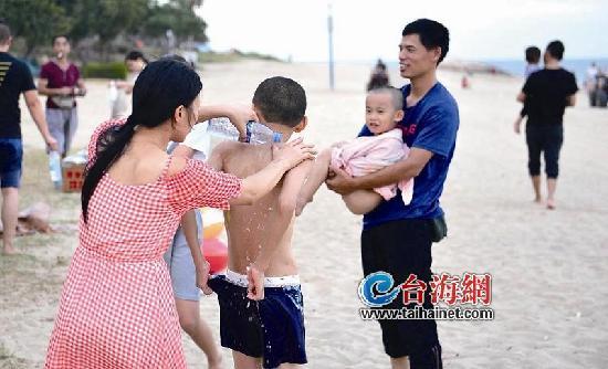 沖澡難！來廈游客呼吁環島路海邊增設公共淋浴設施