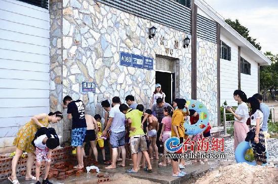 沖澡難！來廈游客呼吁環島路海邊增設公共淋浴設施