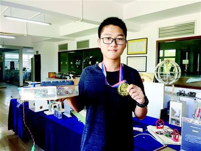 圖為：潘重余展示自己的發(fā)明裝置