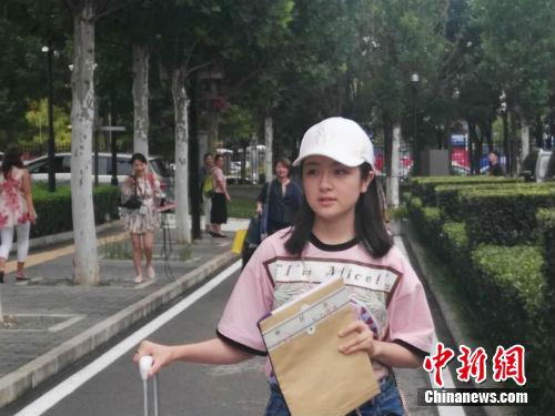 "“明星新生”李蘭迪現身中戲校園。<a