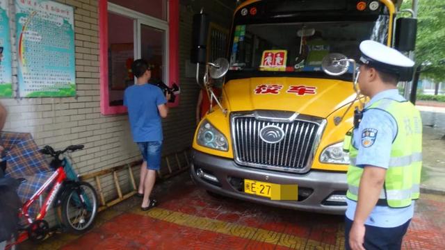 龍海交警開學前檢查校車 全面排查校車交通隱患