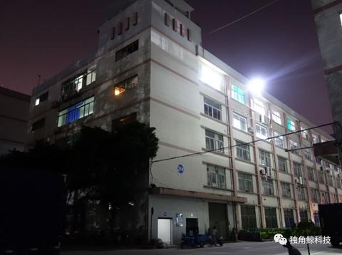  ▲晚上，園區只有2棟五樓的燈始終明亮。