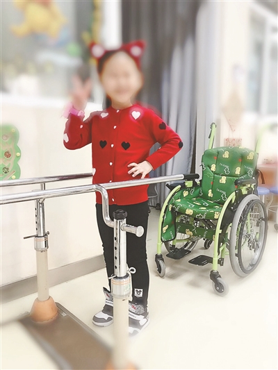 宋馨借助器械進(jìn)行站立行走訓(xùn)練