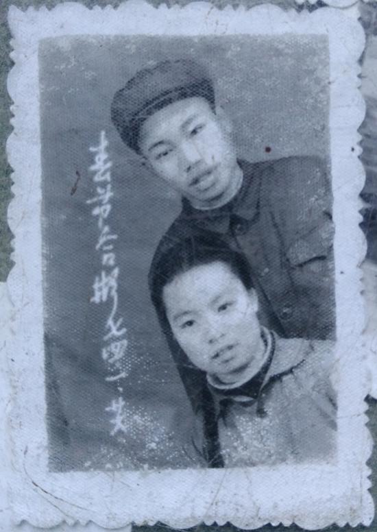 李錦蓮與妻子合照。 ?澎湃新聞?dòng)浾?張小蓮 翻拍