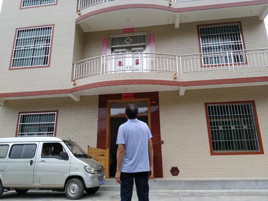 李錦蓮?fù)艿艿姆孔痈锌绻麤]入獄，現(xiàn)在的自己肯定跟他們一樣，擁有漂亮的房子，過著無憂的生活。