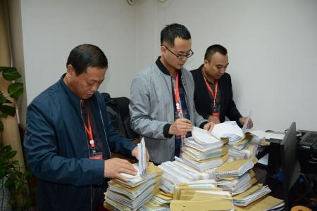 紀委工作人員開展調查。