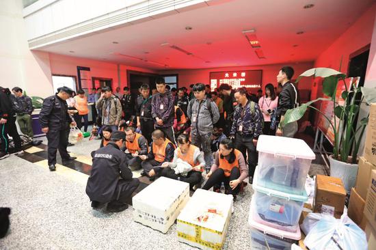 2018年4月26日，在民警的嚴(yán)密看管下，經(jīng)過(guò)20多小時(shí)長(zhǎng)途跋涉，眾嫌犯從大連被押回嘉興。