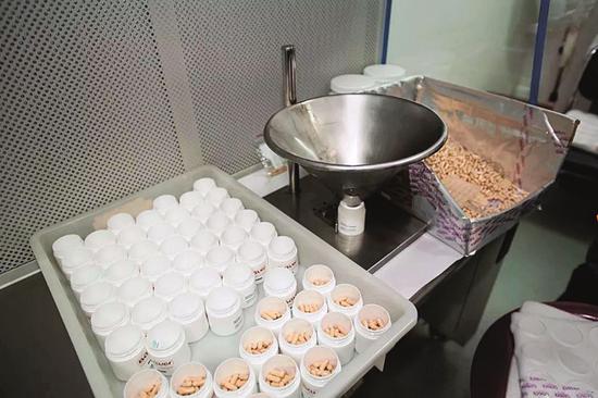 2018年4月24日，采取收網(wǎng)行動(dòng)時(shí)，嘉興警方在大連思蘭德公司查封的假藥倉(cāng)庫(kù)。