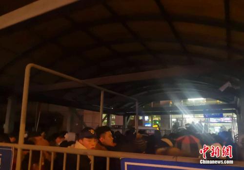 晚上的西二旗地鐵站。袁秀月 攝