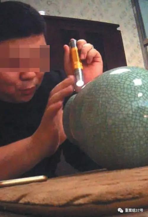 去年12月27日，北京寶唐國際拍賣有限公司，鑒定師對78元的景德鎮陶瓷花瓶估價上百萬元。