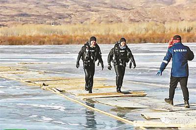 消防員進行冰下救援