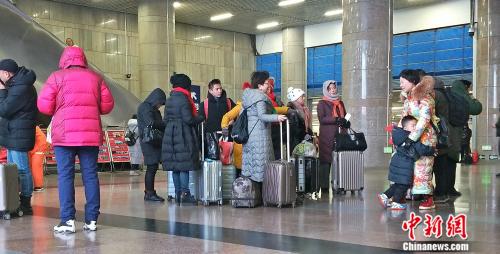 資料圖：北京西站正在候車的旅客。姚露 攝