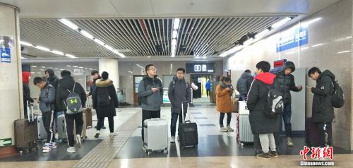 資料圖：正在車站內候車的旅客。姚露 攝