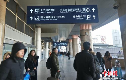 資料圖：前往自助取票區的旅客。姚露 攝