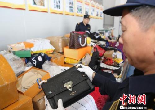 資料圖：東莞海關查獲的侵權貨物。埔關 攝