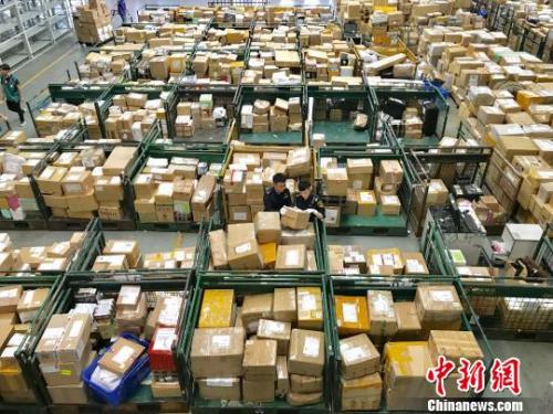 資料圖：廣州海關駐郵局辦事處關員在廣州航空郵件處理中心巡查。韓建全 攝