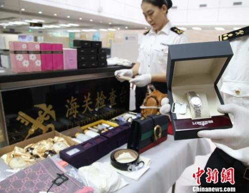 資料圖：海關工作人員正在清點查獲的韓國代購品。萬學玲 攝