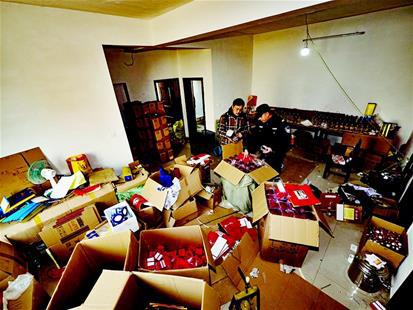 圖為：警方端掉假酒窩點(diǎn)