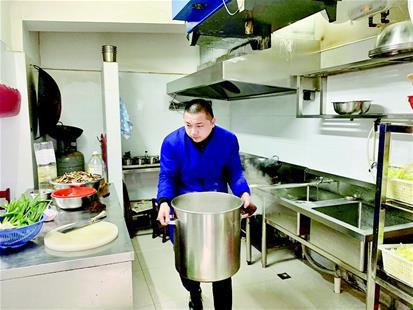  圖為除了送外賣，杜軍還在一家食堂打工