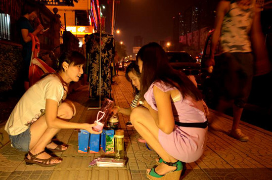  一位擺地攤賺藥費的患者在討價還價。