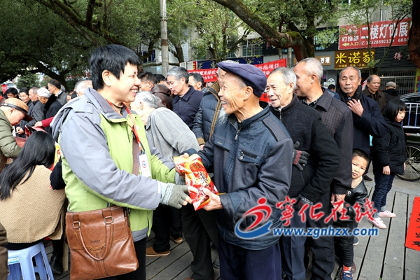 寧化：老年書法愛好者贈春聯送祝福