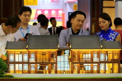 成都市民逛房交會，看新房子 　　攝影記者 張建
