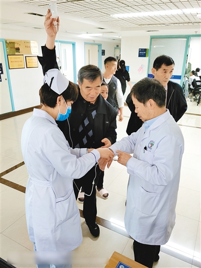暖心！醫生帶病堅守崗位 老年患者為醫生高舉吊瓶