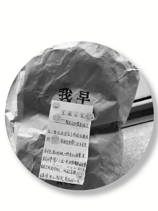 餅干、面包、飲料……誰給浙江余姚公交司機(jī)留下暖心零食