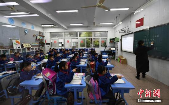 學(xué)校減負(fù)家長(zhǎng)急了 中國(guó)基礎(chǔ)教育減負(fù)為何頻上熱搜？