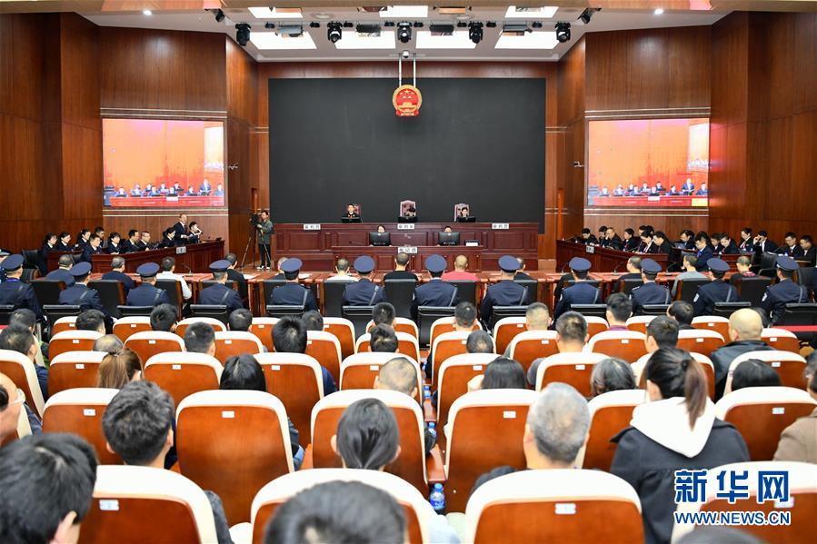 繼云南省高級(jí)人民法院對(duì)孫小果再審案件于2019年10月14日開庭審理后，11月6日至7日，云南省玉溪市中級(jí)人民法院對(duì)被告人孫小果等13人涉嫌組織、領(lǐng)導(dǎo)、參加黑社會(huì)性質(zhì)組織等犯罪一案依法公開開庭審理。 新華社發(fā)（趙贏攝）