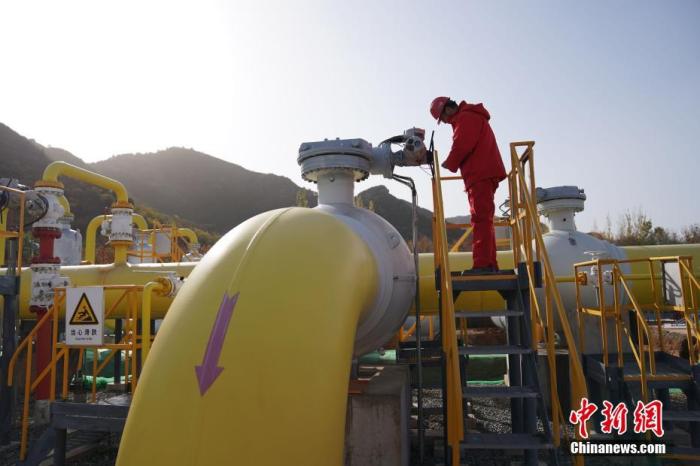 每年11月至來年3月是北方供暖季，也是用氣的高峰期。由陜西經(jīng)不同路由修至北京的4條“陜京管道”是首都的“供氣生命線”。圖為10月28日，密云分輸站員工正在檢查設(shè)備。中新社記者 蘇丹 攝