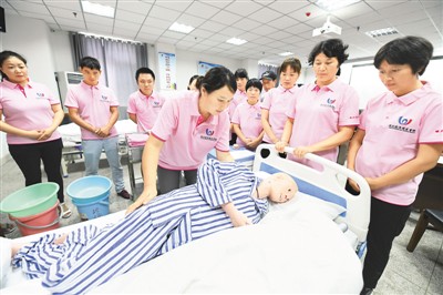 "升"技能"降"學歷 養(yǎng)老護理員新標準釋放積極信號